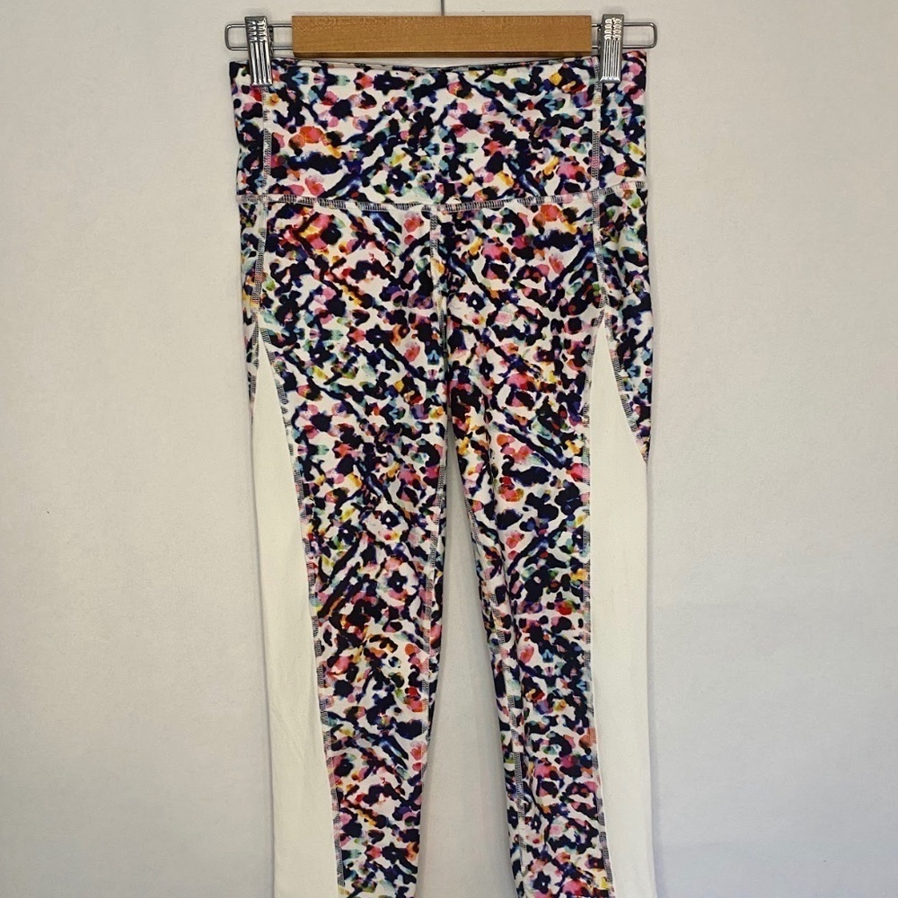 Athleta Chaturanga High Rise Capri Crop Leggings Black White Watercolor XS EUC